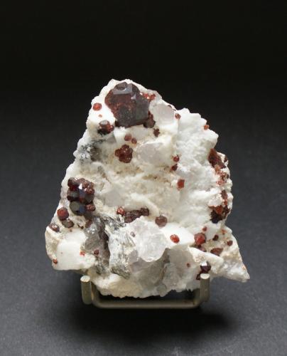 Spessartine<br />Shengus (Shingus), Distrito Roundu, Gilgit-Baltistan (Áreas del Norte), Paquistán<br />60mm x 50mm x 20mm<br /> (Author: Philippe Durand)