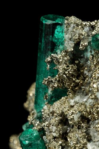 Beryl (variety emerald), Albite (variety cleavelandite), Pyrite<br />Chivor mining district, Palo Arañado Mine, Municipio Chivor, Eastern Emerald Belt, Boyacá Department, Colombia<br />38x35x18mm, largest xl=20mm<br /> (Author: Fiebre Verde)