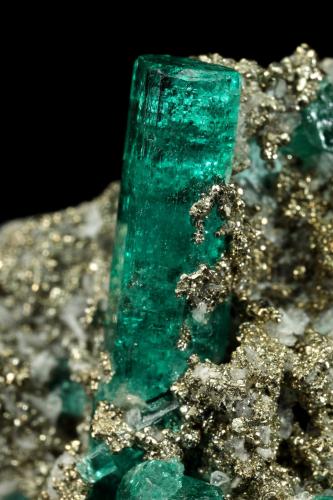 Beryl (variety emerald), Albite (variety cleavelandite), Pyrite<br />Chivor mining district, Palo Arañado Mine, Municipio Chivor, Eastern Emerald Belt, Boyacá Department, Colombia<br />38x35x18mm, largest xl=20mm<br /> (Author: Fiebre Verde)