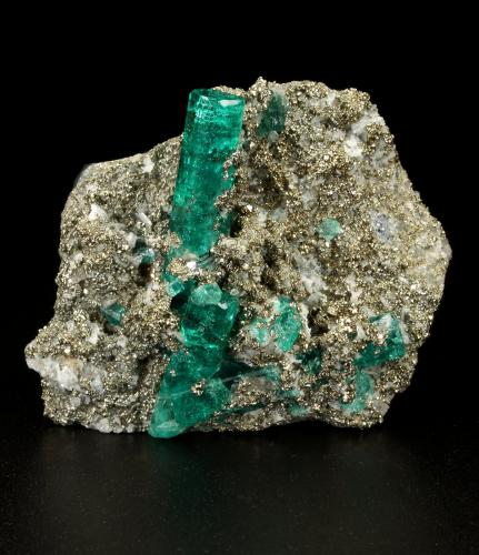 Beryl (variety emerald), Albite (variety cleavelandite), Pyrite<br />Chivor mining district, Palo Arañado Mine, Municipio Chivor, Eastern Emerald Belt, Boyacá Department, Colombia<br />38x35x18mm, largest xl=20mm<br /> (Author: Fiebre Verde)