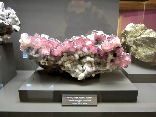 Fluorite, barite, quartz<br />W.L. Davis-Deardorff Mine, Ozark-Mahoning group, Cave-in-Rock Sub-District, Hardin County, Illinois, USA<br />~ 30 cm<br /> (Author: Tobi)