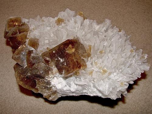 Fuorite and Celestine<br />Clay Center, Condado Ottawa, Ohio, USA<br />specimen is 20 cm, largest fluorite cube is 4.5 cm, celestine blades are about 3.3 cm<br /> (Author: Bob Harman)