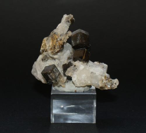 Grossular<br />Uchucchacua Mine, Oyón Province, Lima Department, Peru<br />60mm x 50mm x 25mm<br /> (Author: Philippe Durand)
