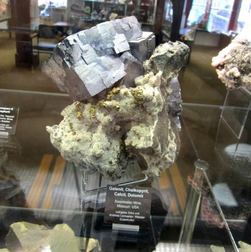 Galena, chalcopyrite, calcite, dolomite<br />Mina Sweetwater, Ellington, Distrito Viburnum Trend, Condado Reynolds, Missouri, USA<br />~ 20 cm<br /> (Author: Tobi)
