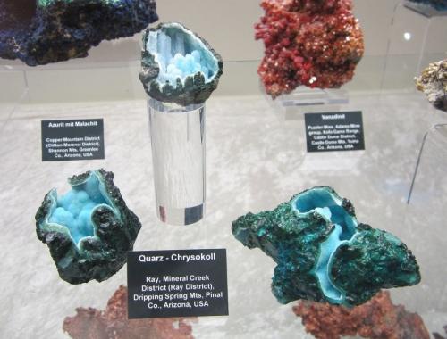 Chrysocolla, quartz<br />Minas Ray, Zona Scott Mountain, Distrito Mineral Creek, Montes Dripping Spring, Condado Pinal, Arizona, USA<br />4 - 7 cm<br /> (Author: Tobi)