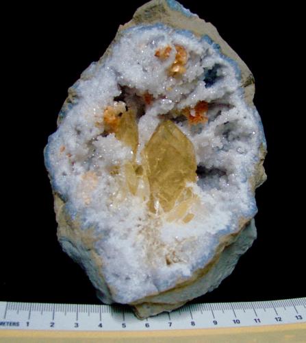 Barite and Dolomite on Quartz<br />Afloramientos Carretera Estatal 37, Harrodsburg, Clear Creek, Condado Monroe, Indiana, USA<br />specimen is 10 cm, barites are 3 cm and the dolomite groupings are 1 cm<br /> (Author: Bob Harman)