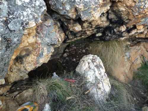 This is the place I spent most of my time.  The crystals that I removed from the soil, appears to have fallen down a large gap behind a rock, from higher up.  It is to dangerous to attempt to remove this rock (Author: Pierre Joubert)