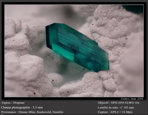 Dioptase<br />Mina Omaue, Kaokoveld Plateau, Región Kunene, Namibia<br />fov 3.5 mm<br /> (Author: ploum)