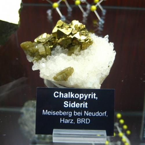 Chalcopyrite, Siderite, Quartz<br />Mina Meiseberg, Neudorf, Distrito minero Harzgerode, Harz, Sajonia-Anhalt/Sachsen-Anhalt, Alemania<br />Specimen size 6-7 cm<br /> (Author: Tobi)