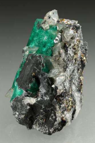 Beryl (variety emerald), Calcite, Pyrite<br />Coscuez (distrito minero), Mina Calceteros, Municipio San Pablo de Borbur, Cinturón Esmeraldífero Occidental, Departamento Boyacá, Colombia<br />29x45x27mm, xl=34mm<br /> (Author: Fiebre Verde)