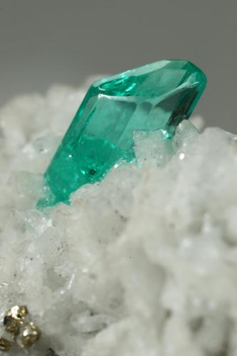 Beryl (variety emerald), Albite (variety cleavelandite), Pyrite<br />Chivor mining district, Municipio Chivor, Eastern Emerald Belt, Boyacá Department, Colombia<br />24x13x11mm, xl=6mm<br /> (Author: Fiebre Verde)