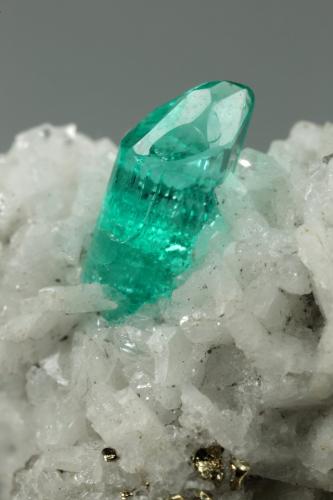 Beryl (variety emerald), Albite (variety cleavelandite), Pyrite<br />Chivor mining district, Municipio Chivor, Eastern Emerald Belt, Boyacá Department, Colombia<br />24x13x11mm, xl=6mm<br /> (Author: Fiebre Verde)