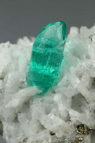 Beryl (variety emerald), Albite (variety cleavelandite), Pyrite<br />Chivor mining district, Municipio Chivor, Eastern Emerald Belt, Boyacá Department, Colombia<br />24x13x11mm, xl=6mm<br /> (Author: Fiebre Verde)