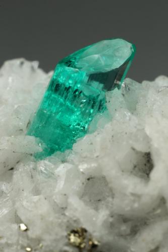 Beryl (variety emerald), Albite (variety cleavelandite), Pyrite<br />Chivor mining district, Municipio Chivor, Eastern Emerald Belt, Boyacá Department, Colombia<br />24x13x11mm, xl=6mm<br /> (Author: Fiebre Verde)