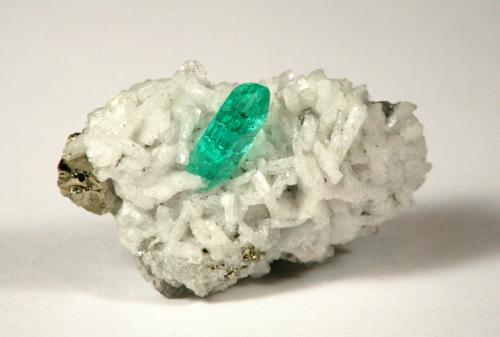 Beryl (variety emerald), Albite (variety cleavelandite), Pyrite<br />Chivor mining district, Municipio Chivor, Eastern Emerald Belt, Boyacá Department, Colombia<br />24x13x11mm, xl=6mm<br /> (Author: Fiebre Verde)