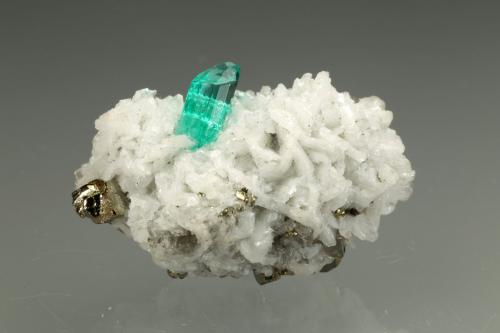 Beryl (variety emerald), Albite (variety cleavelandite), Pyrite<br />Chivor mining district, Municipio Chivor, Eastern Emerald Belt, Boyacá Department, Colombia<br />24x13x11mm, xl=6mm<br /> (Author: Fiebre Verde)