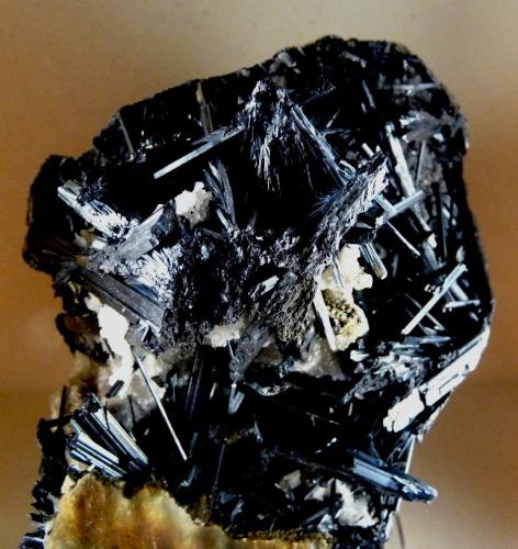 Stibnita (Estibina)<br />Mina Cetine di Camporbiano, Podere Giuseppe, Gambassi Terme, Ciudad metropolitana de Florencia, Toscana, Italia<br />110x100 mm.<br /> (Autor: Jesus Franquesa Baucells)