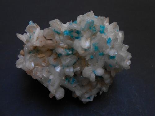 Cavansita y Estilbita-Ca<br />Wagholi Quarry, Wagholi, Pune District (Poonah District), Maharashtra, India<br />9 x 6 x 5,5 cm<br /> (Autor: Antonio Alcaide)
