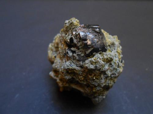 Andradita (variedad melanito) y Clinozoisita<br />Sierra y Lomas Quarry (Los Serranos Quarry), Cabezo Negro, Albatera, Comarca Vega Baja del Segura, Alicante / Alacant, Valencian Community / Comunitat Valenciana, Spain<br />6 x 5 x 4 cm<br /> (Autor: Antonio Alcaide)