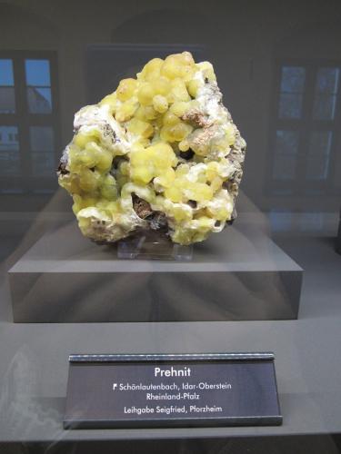 Prehnite<br />Schönlautenbach, Idar-Oberstein, Birkenfeld, Renania-Palatinado/Rheinland-Pfalz, Alemania<br />Specimen size 12-15 cm<br /> (Author: Tobi)