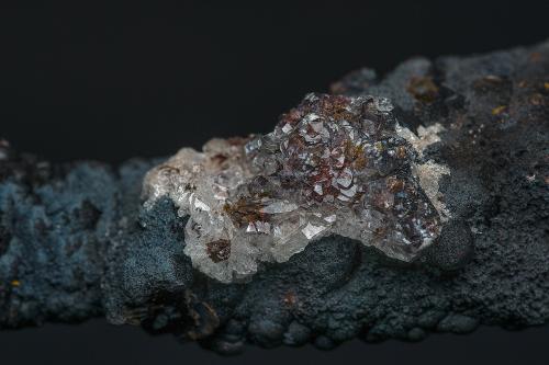 Romanèchite, Goethite, Gypsum<br />Mina Hilarion, Zona Hilarion, Minas Kamariza, Agios Konstantinos, Distrito minero Lavrion, Prefectura Attikí (Attica), Grecia<br /><br /> (Author: am mizunaka)