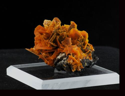 Wulfenite<br />Mina Jianshan, Ruoqiang, Prefectura Autónoma Bayin'gholin, Región Autónoma Uigur de Xinjiang, China<br />4.8 x 4.1 x 2.6 cm<br /> (Author: steven calamuci)