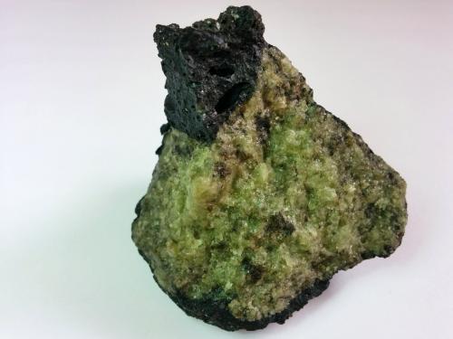 Enclave peridotítico en basalto<br />Caletón del Rijo, Yaiza, Lanzarote, Provincia de Las Palmas, Canarias, España<br />6 x 4 cm.<br /> (Autor: FranHB)