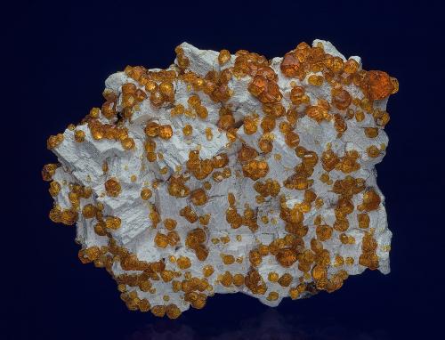 Spessartine, Orthoclase<br />Catas Spessartina Wushan, Tongbei, Yunxiao, Prefectura Zhangzhou, Provincia Fujian, China<br />5.5 x 4.4 cm<br /> (Author: am mizunaka)