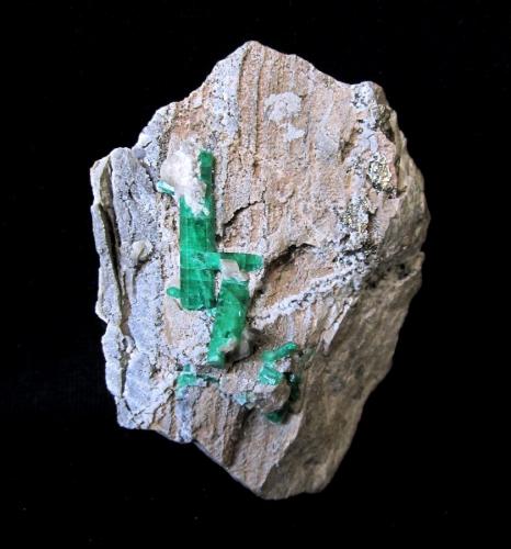 Beryl (variety emerald)<br />Chivor mining district, Municipio Chivor, Eastern Emerald Belt, Boyacá Department, Colombia<br />Specimen size 7 cm<br /> (Author: Tobi)