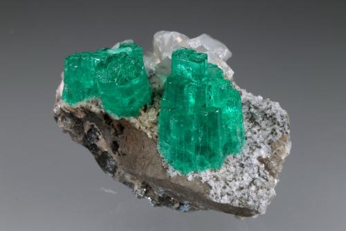 Beryl (variety emerald), Albite (variety cleavelandite), Dolomite, Pyrite<br />Chivor mining district, Piedra de Chulo Mine, Municipio Chivor, Eastern Emerald Belt, Boyacá Department, Colombia<br />45x33x23mm, largest aggregate=18x16mm<br /> (Author: Fiebre Verde)