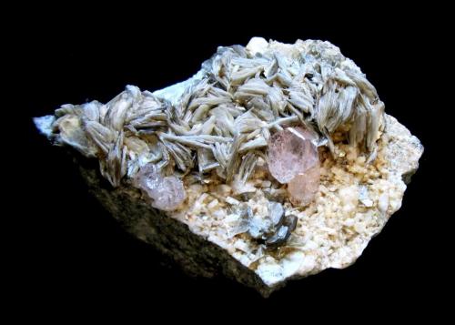 Fluorapatite, Muscovite<br />Nagar, Hunza Valley, Nagar District, Gilgit-Baltistan (Northern Areas), Pakistan<br />Specimen size 7,5 cm<br /> (Author: Tobi)