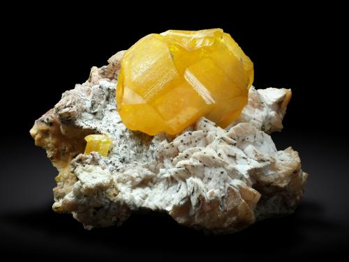Wulfenite<br />Touissit, Distrito Touissit, Provincia Jerada, Región Oriental, Marruecos<br />The crystal size is 2.6 cm.<br /> (Author: Enrique Llorens)