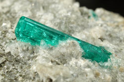 Beryl (variety emerald), Calcite, Pyrite<br />Chivor mining district, Municipio Chivor, Eastern Emerald Belt, Boyacá Department, Colombia<br />40x49x22mm, xl=16mm<br /> (Author: Fiebre Verde)