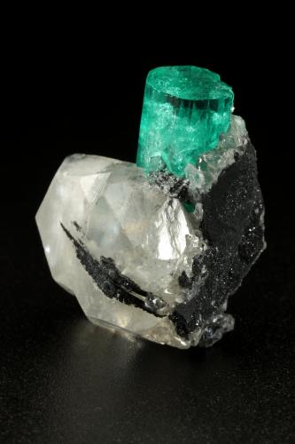 Beryl (variety emerald), Calcite<br />La Pita mining district, Municipio Maripí, Western Emerald Belt, Boyacá Department, Colombia<br />xl=25x8mm<br /> (Author: Fiebre Verde)