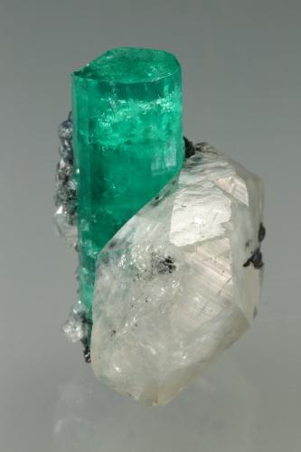 Beryl (variety emerald), Calcite<br />La Pita mining district, Municipio Maripí, Western Emerald Belt, Boyacá Department, Colombia<br />xl=25x8mm<br /> (Author: Fiebre Verde)