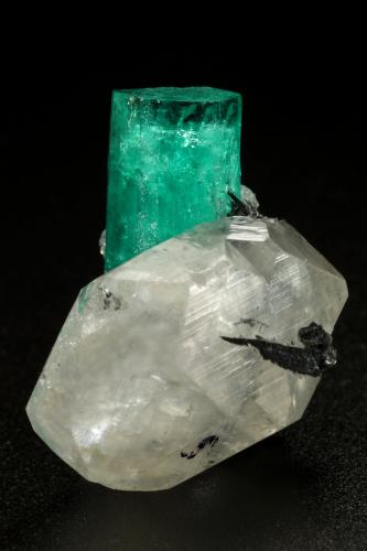 Beryl (variety emerald), Calcite<br />La Pita mining district, Municipio Maripí, Western Emerald Belt, Boyacá Department, Colombia<br />xl=25x8mm<br /> (Author: Fiebre Verde)