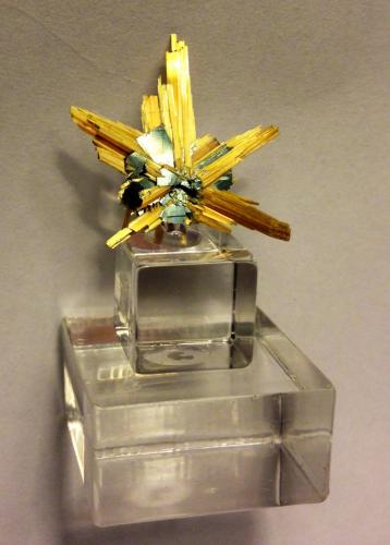 Rutile, Hematite<br />Novo Horizonte, Bahia, Región Nordeste, Brasil<br />2 x 2 cm<br /> (Author: JC)