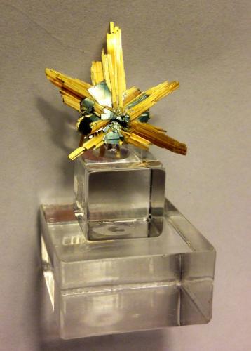 Rutile, Hematite<br />Novo Horizonte, Bahia, Northeast Region, Brazil<br />2 x 2 cm<br /> (Author: JC)