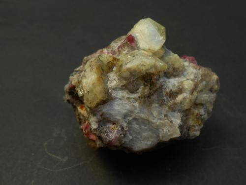 Rhodizita y Elbaita<br />campo de pegmatitas Tetezantsio-Andoabatokely, Andrembesoa, Distrito Betafo, Región Vakinankaratra, Madagascar<br />6 x 4,5 x 3,5 cm<br /> (Autor: Antonio Alcaide)