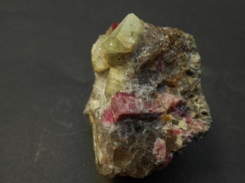 Rhodizita y Elbaita<br />campo de pegmatitas Tetezantsio-Andoabatokely, Andrembesoa, Distrito Betafo, Región Vakinankaratra, Madagascar<br />6 x 4,5 x 3,5 cm<br /> (Autor: Antonio Alcaide)