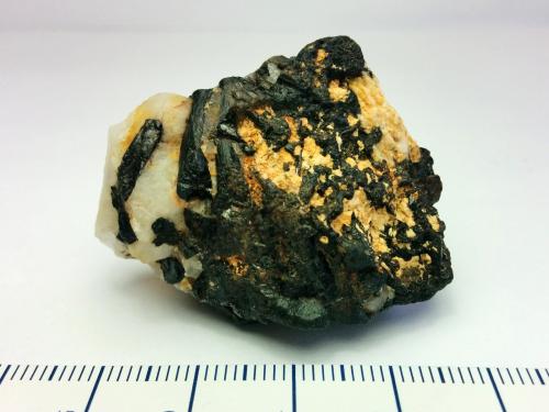 Pegmatita<br />Port of Canencia, Bustarviejo, Comarca Sierra Norte, Community of Madrid, Spain<br />4 x 3 cm.<br /> (Autor: FranHB)