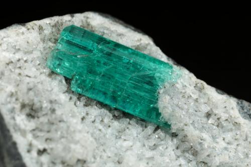 Beryl (variety emerald), Albite (variety cleavelandite)<br />Chivor mining district, Municipio Chivor, Eastern Emerald Belt, Boyacá Department, Colombia<br />35x32x20mm, xl=9mm<br /> (Author: Fiebre Verde)