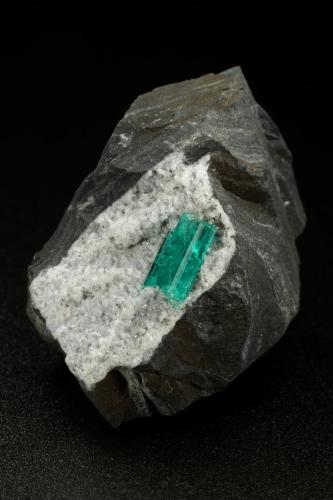 Beryl (variety emerald), Albite (variety cleavelandite)<br />Chivor mining district, Municipio Chivor, Eastern Emerald Belt, Boyacá Department, Colombia<br />35x32x20mm, xl=9mm<br /> (Author: Fiebre Verde)