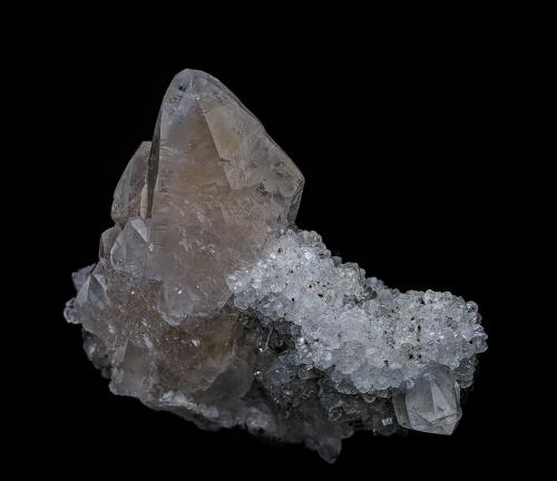 Calcite, Quartz<br />Roncari Quarry, East Granby, Hartford County, Connecticut, USA<br />8.0 x 5.5 cm<br /> (Author: am mizunaka)