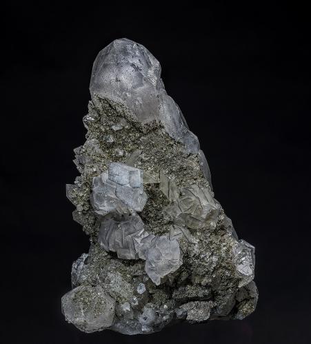 Quartz, Calcite, Pyrite<br />Yaogangxian Mine, Yizhang, Chenzhou Prefecture, Hunan Province, China<br />9.4 x 7.0 cm<br /> (Author: am mizunaka)