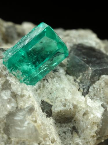 Beryl (variety emerald), Calcite, Dolomite<br />Chivor mining district, Municipio Chivor, Eastern Emerald Belt, Boyacá Department, Colombia<br />22x20x20mm, xl=5mm<br /> (Author: Fiebre Verde)