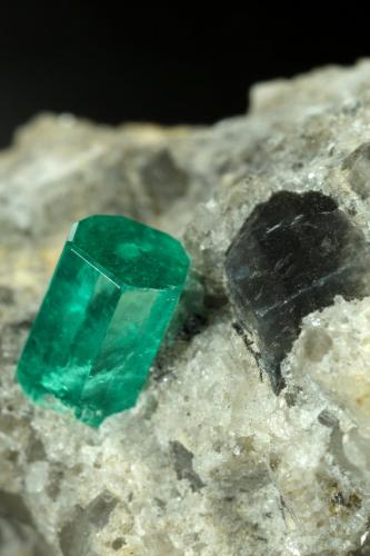 Beryl (variety emerald), Calcite, Dolomite<br />Chivor mining district, Municipio Chivor, Eastern Emerald Belt, Boyacá Department, Colombia<br />22x20x20mm, xl=5mm<br /> (Author: Fiebre Verde)