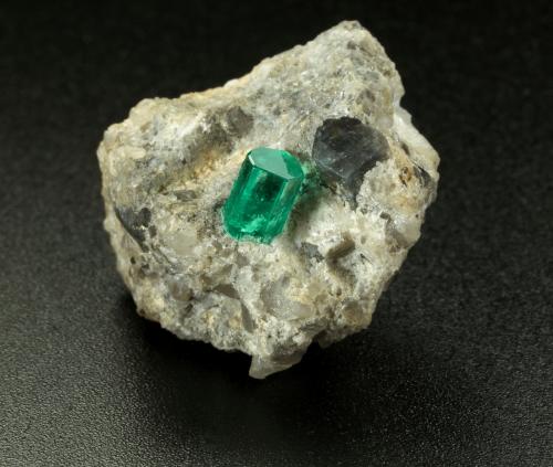 Beryl (variety emerald), Calcite, Dolomite<br />Chivor mining district, Municipio Chivor, Eastern Emerald Belt, Boyacá Department, Colombia<br />22x20x20mm, xl=5mm<br /> (Author: Fiebre Verde)