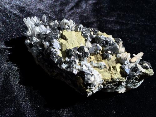 Sphalerite, Chalcopyrite, Quartz<br />Madan mining area, Rhodope Mountains, Smolyan Oblast, Bulgaria<br />130 mm X 55 mm X 45 mm<br /> (Author: Robert Seitz)
