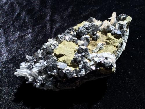 Sphalerite, Chalcopyrite, Quartz<br />Zona minera Madan, Montes Rhodope, Smolyan Oblast, Bulgaria<br />130 mm X 55 mm X 45 mm<br /> (Author: Robert Seitz)